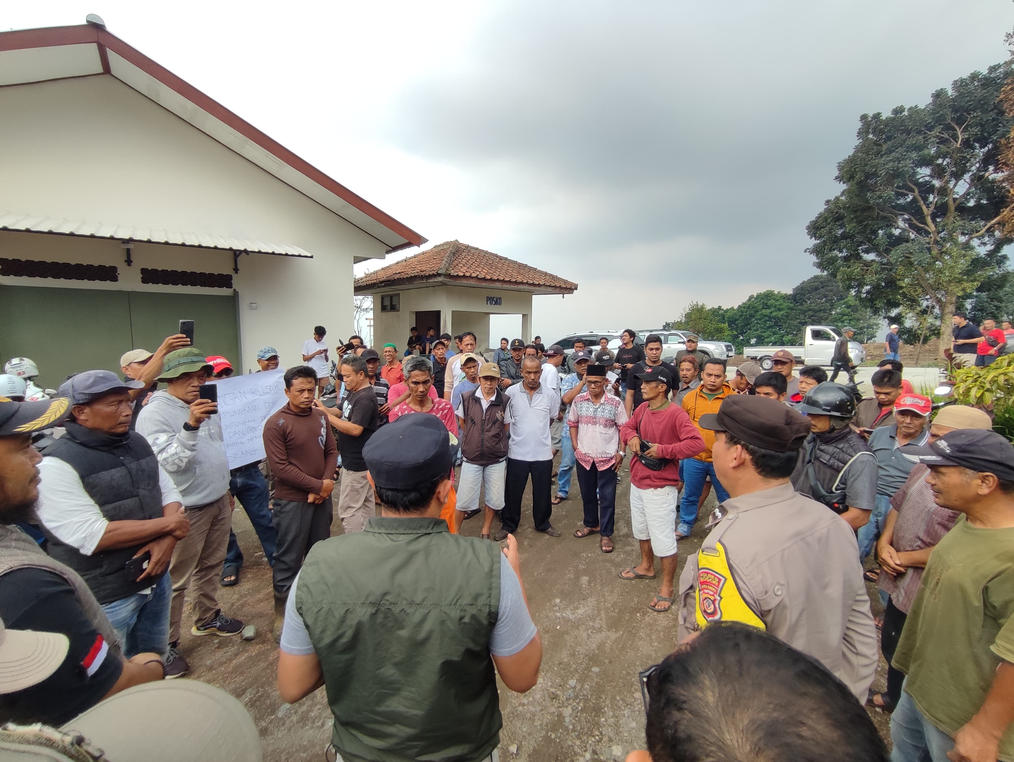 Warga dua desa di Kecamatan Tamansari, Kabupaten Bogor, mengontrog proyek Bumi Nyiomas Golf & Resort, Jumat (24/5/2024).
