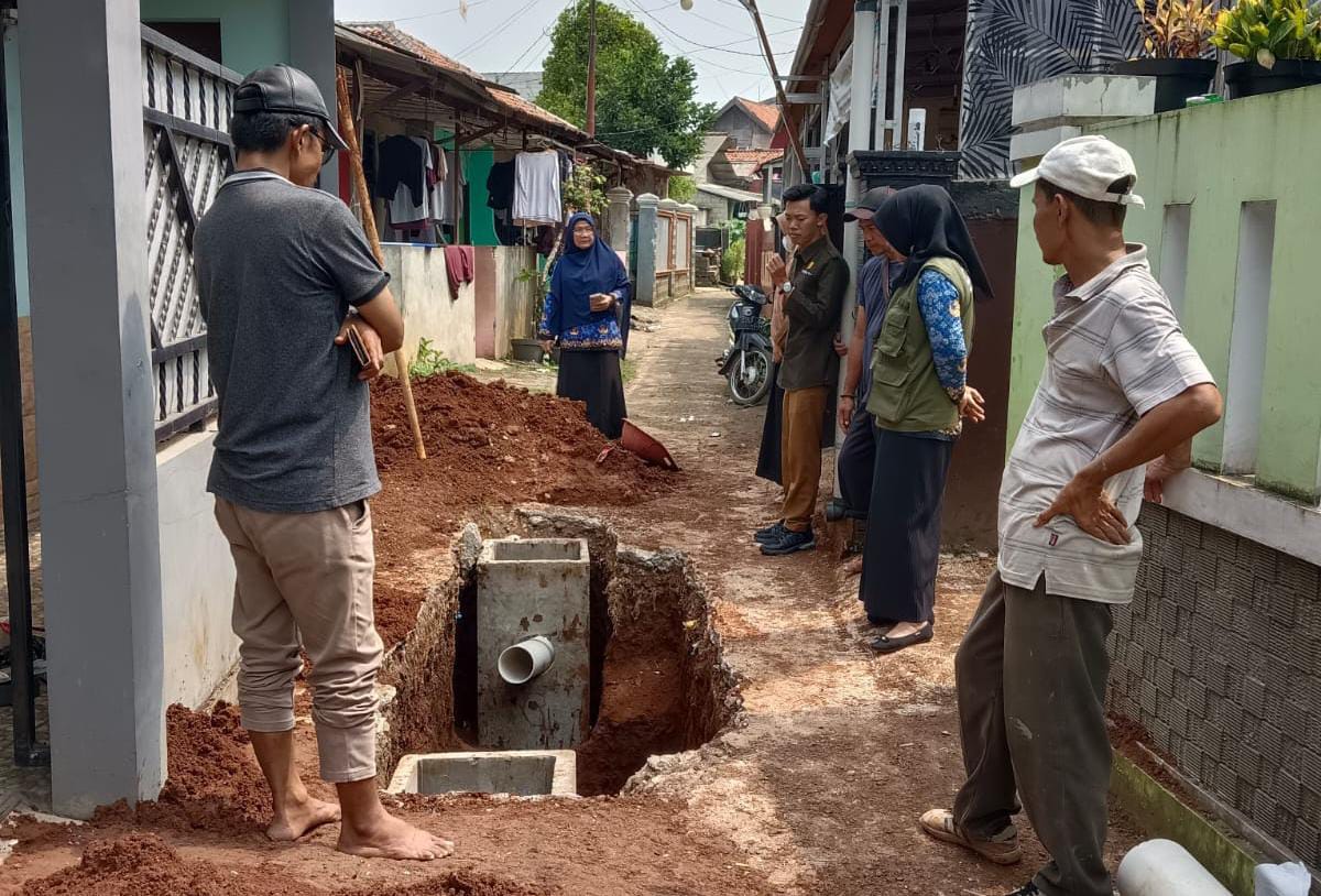 Pembuatan drainase vertikal di kelurahan Pabuaran Cibinong Bogor.