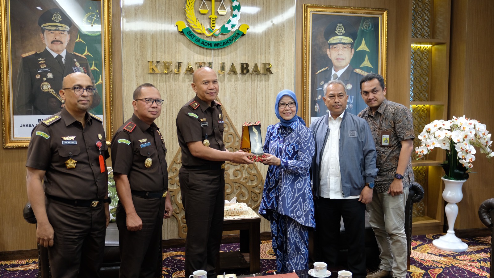 Kepala Kanwil DJP Jawa Barat III Romadhaniah dan Kepala Kanwil DJP Jawa Barat I Kurniawan Nizar, bertemu dengan Kepala Kejaksaan Tinggi Jawa Barat Ade Tajudin Sutiawarman.