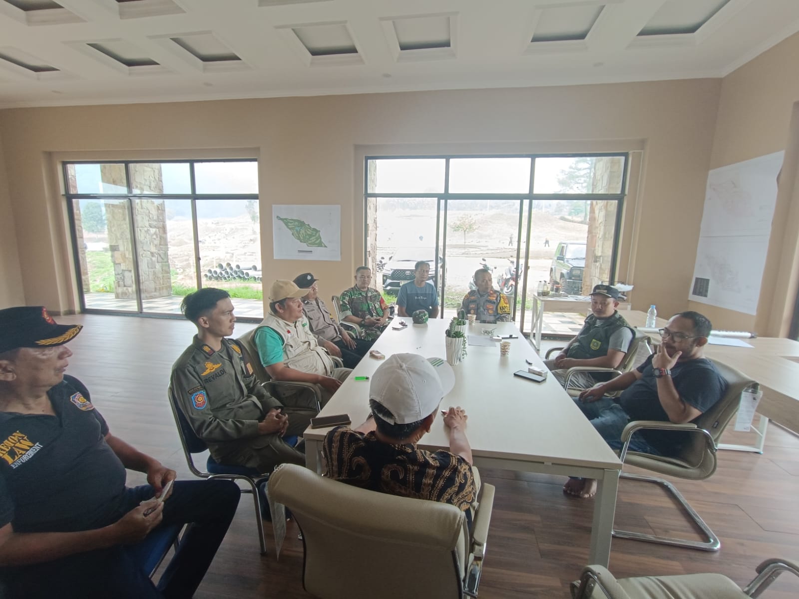 Sejumlah muspika dan Kepala Desa Sukamantri datangi kantor resort dan Area Bermain Golf terkait banjir lumpur sebelum warga menggelar demo Jumat (24/5/2024).