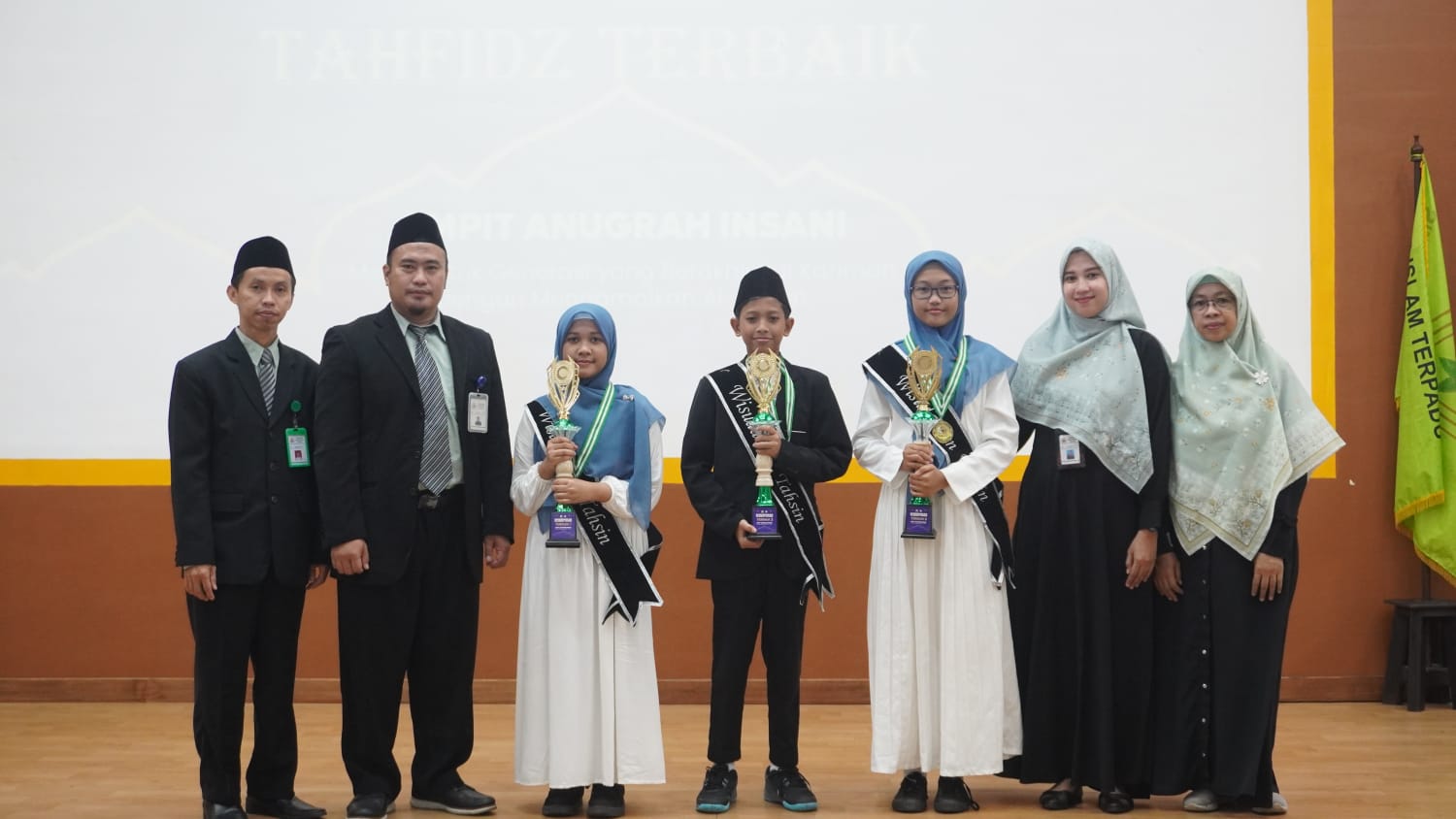 Para lulusan terbaik program Tilawati SMPIT Anugrah Insani bersama kepala sekolah dan pengurus yayasan. (IST)