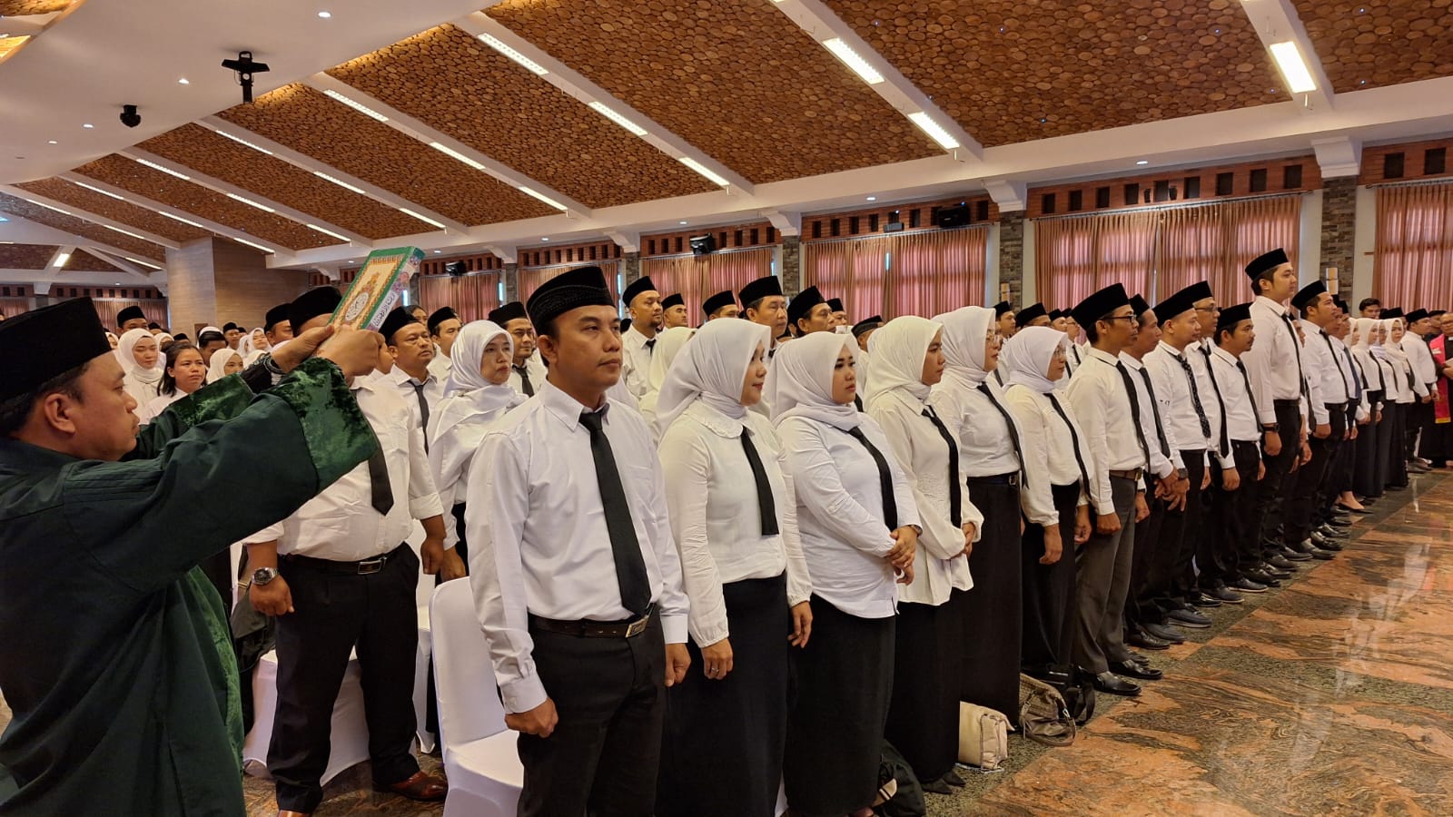 Pelantikan 204 anggota Panitia Pemungutan Suara (PPS) Kota Bogor di Gedung Poetri Ballrom SKI Tajur, Minggu (26/5/2024).