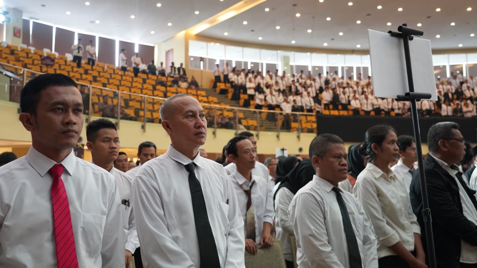Sebanyak 1.305 anggota Panitia Pemungutan Suara (PPS) dilantik KPU Kabupaten Bogor, Minggu (26/5/2024).
