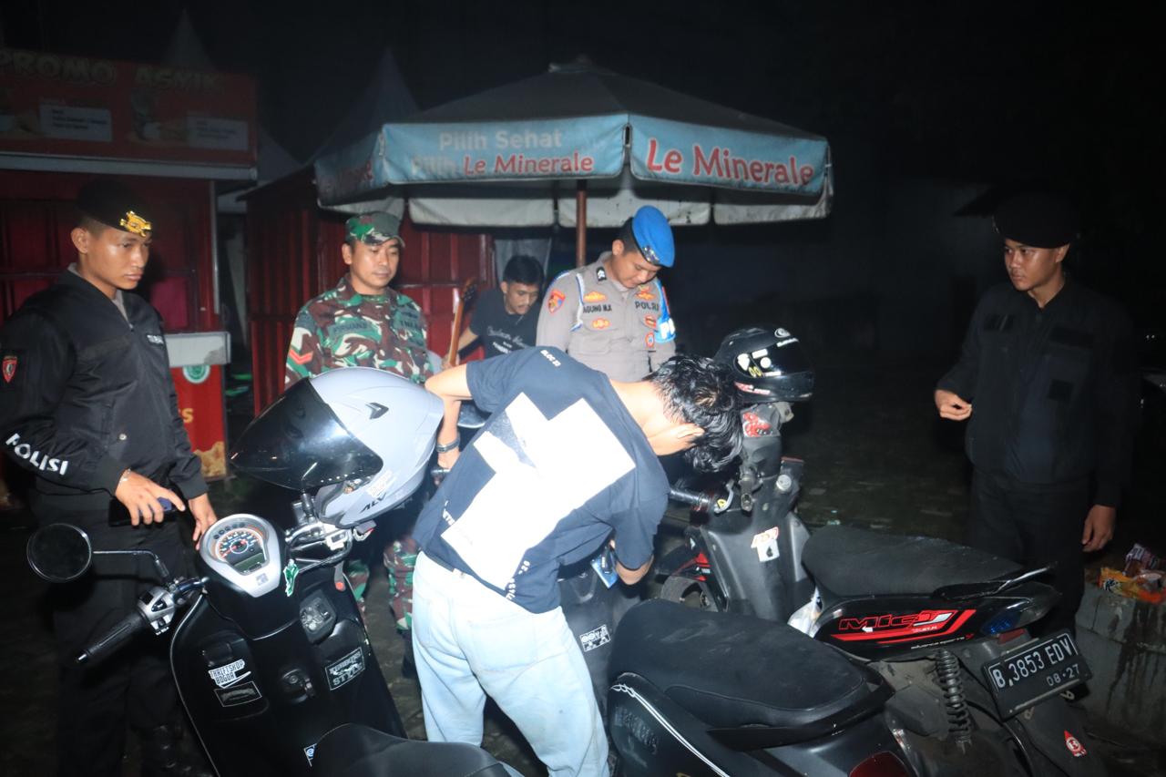 Petugas Polres Bogor menggelar patroli rutin di kawasan Pasar Citeureup hingga area Stadion Pakansari Cibinong, Sabtu (25/5/2024) malam.