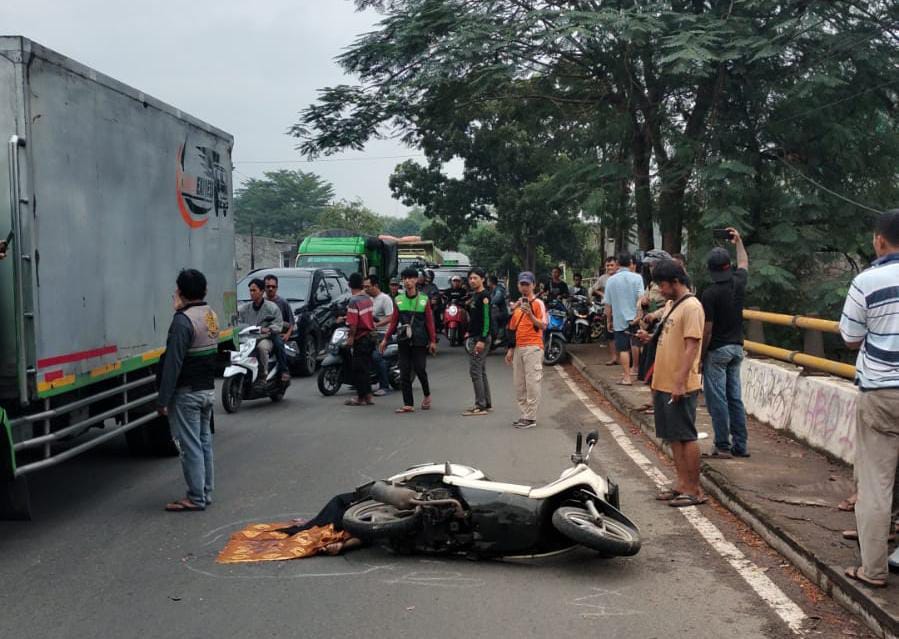 Kecelakaan di Jonggol Bogor yang menyebabkan pengendara motor tewas.