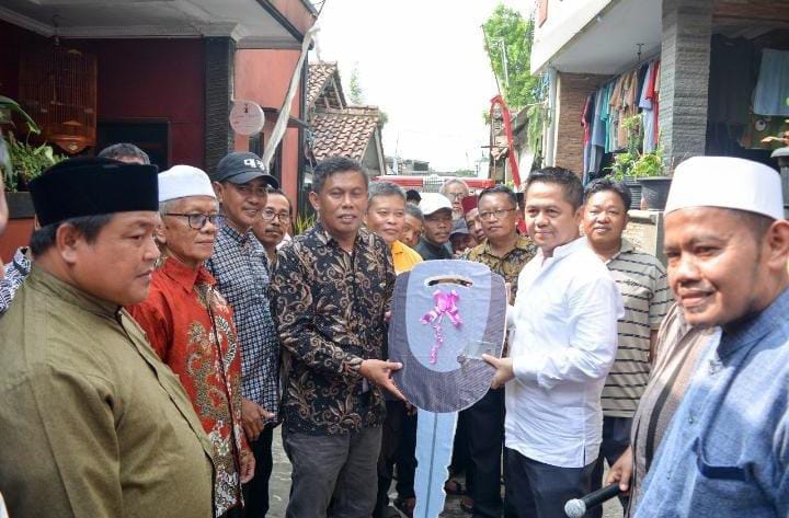 Penyerahan bantuan satu unit ambulans dari anggota DPRD Kabupaten Bogor terpilih Okke Fauzi ke warga Desa Rawa Panjang, Kecamatan Bojong Gede, Senin (27/5/2024).
