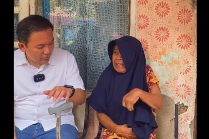 Dokter Rayendra saat melakukan kunjungan ke rumah warga Cimahpar yang menderita stroke.