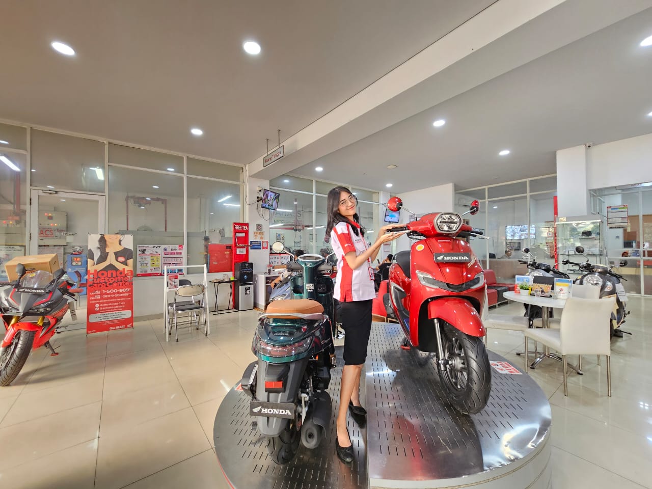 Sales Dealer Sanprima Motor menunjukkan unit Honda Stylo 160 yang masih tersedia.