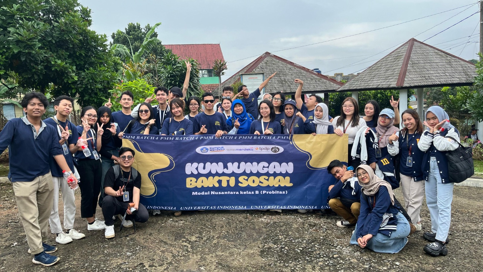 PMM Batch 4 dari berbagai universitas di Indonesia melakukan kegiatan kontribusi sosial di Kawasan Cagar Budaya Ciaruteun, Kecamatan Cibungbulang.