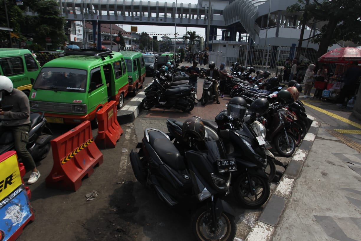 Salah satu titik parkir liar yang kerap timbul ketika musim liburan, seperti di Jalan Kapten Muslihat, tepatnya depan Alun-Alun Kota Bogor.