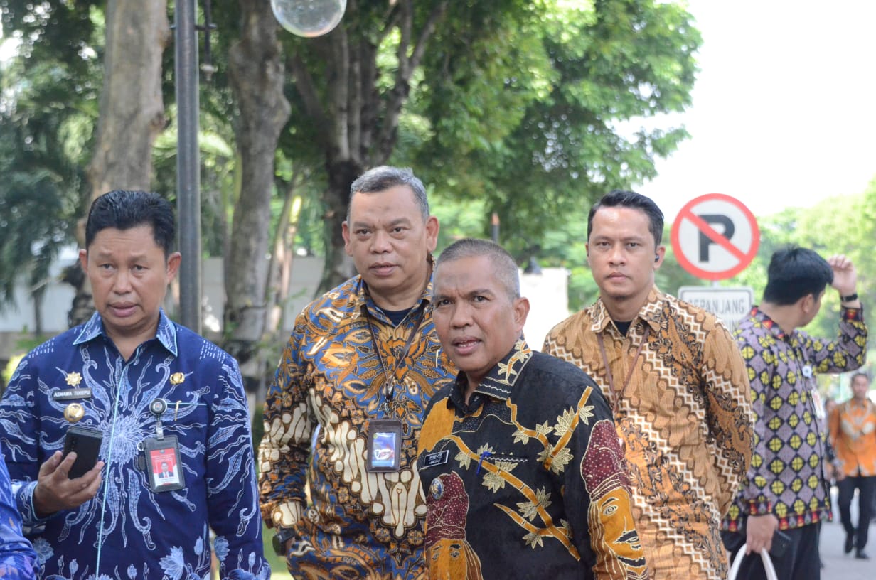 PJ Bupati Bogor, Asmawa Tosepu bersama Kadiskominfo Bayu Rahmawanto saat menghadiri penghargaan Digital Government Award di Istana Negara, Jakarta Pusat, Senin (27/5/2024).