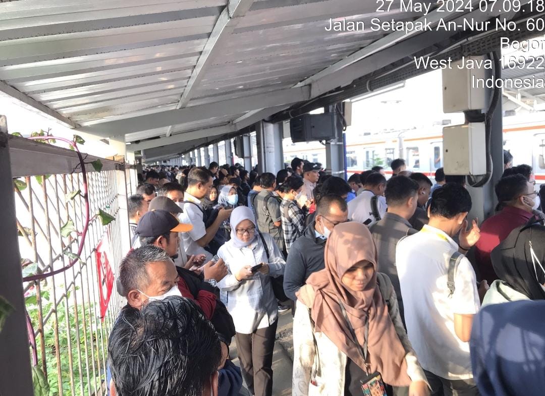 Penumpukan penumpang KRL Commuter Line di Bogor.