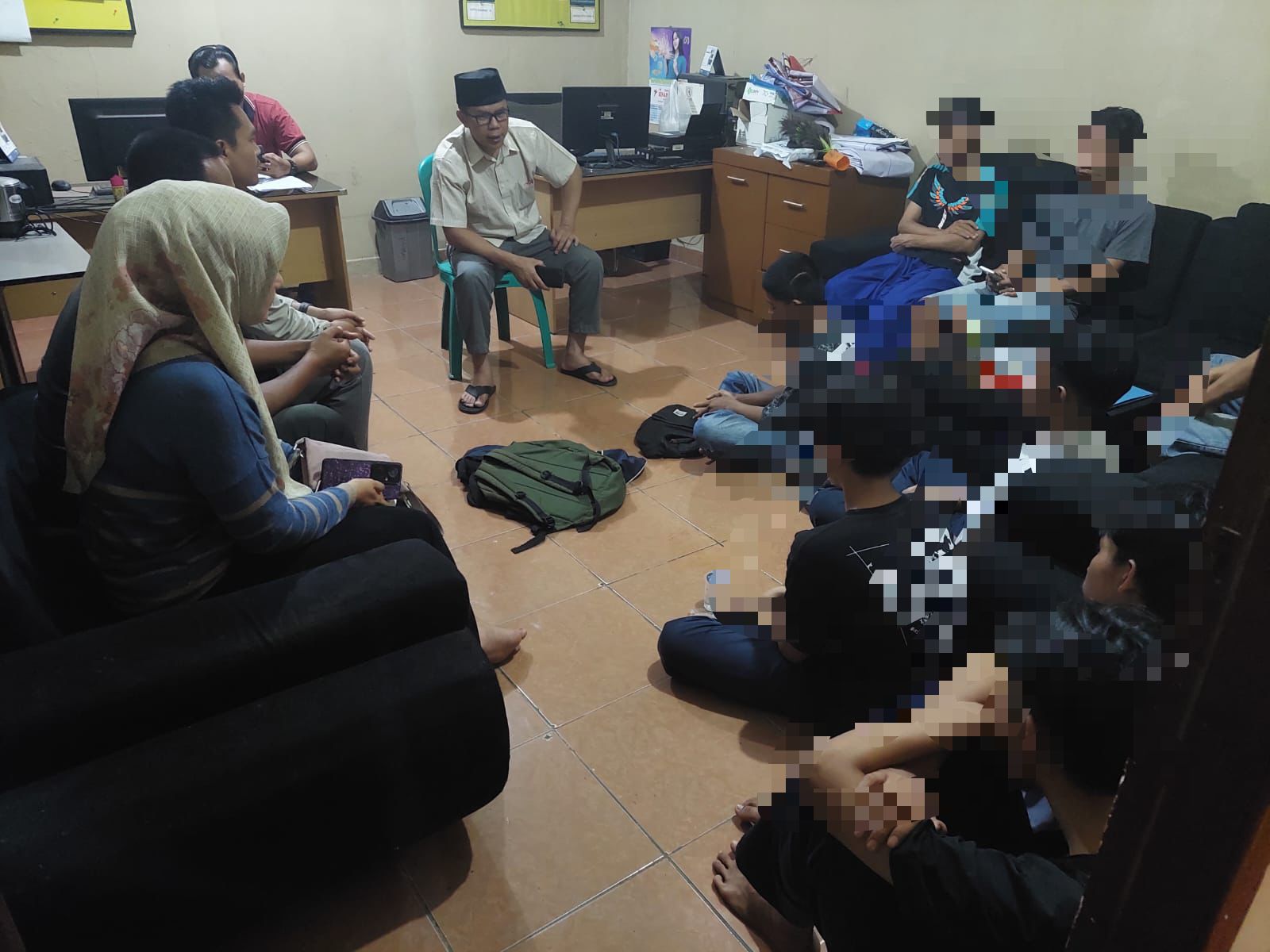 Lima pelajar SMP pelaku tawuran yang ditangkap Polsek Cariu ketika sedang diintrogasi petugas dan orang tua siswa sebelum dikembalikan ke rumah masing-masing, Selasa (27/5/2024).