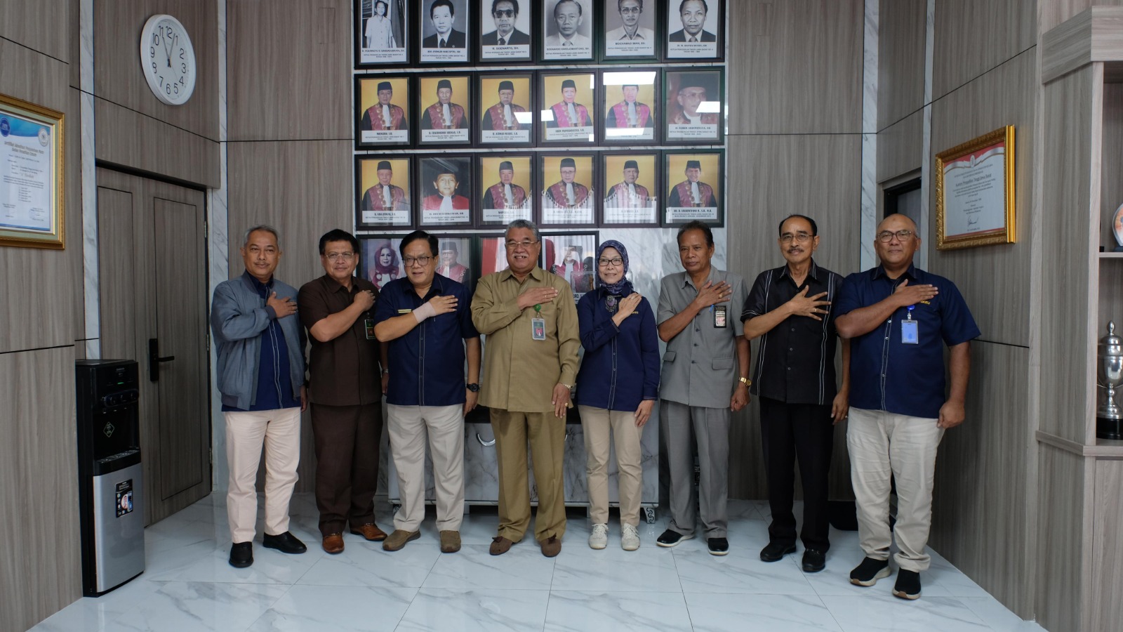Ketua Pengadilian Tinggi Jabar Syahrial Sidik saat menerima kunjungan Kepala Kantor Wilayah DJP Jawa Barat III Romadhaniah dan Kepala Kantor Wilayah DJP Jawa Barat I Kurniawan Nizar.