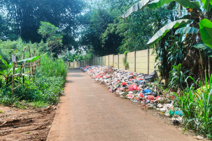 Sampah liar di jalan lingkar Leuliwiang dekat TPAS Galuga.