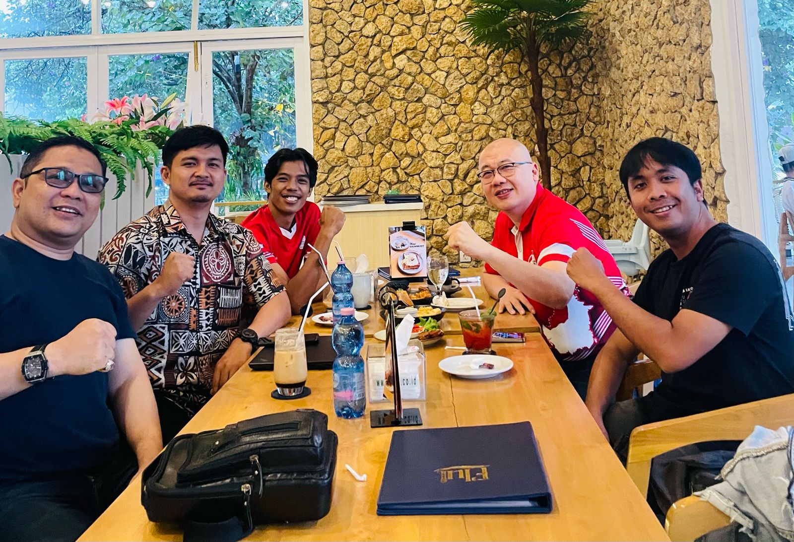 Sejumlah panitia FMP 2024 yang terdiri dari Ridho Pulungan, Ridwan Nugraha, Fawzy Asshidqi, Ilyas Kurnia dan Harlan Bengardi menggelar rapat persiapan.