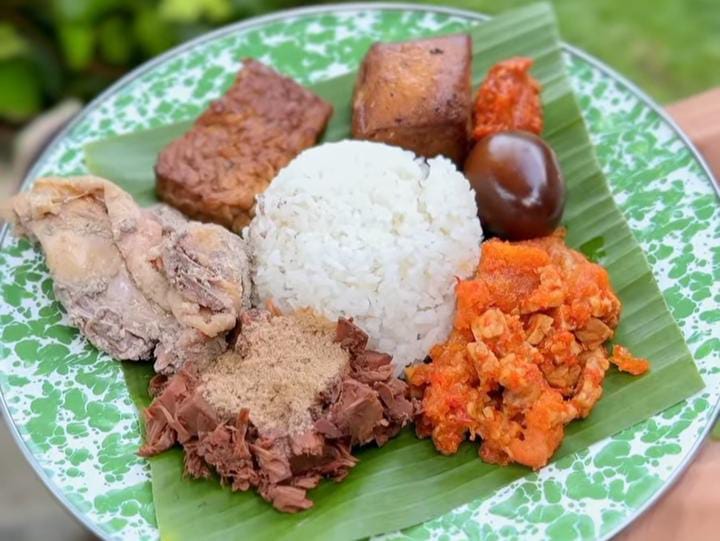 Gudeg Bu Marni yang berlokasi di Jl. Raya Taman Cimanggu No. 1, Kelurahan Kedung Waringin, Kecamatan Tanah Sereal, Kota Bogor.