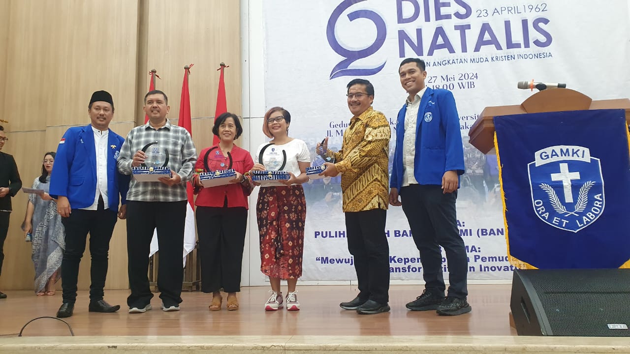 Foto bersama penerima GAMKI Award yang hadir