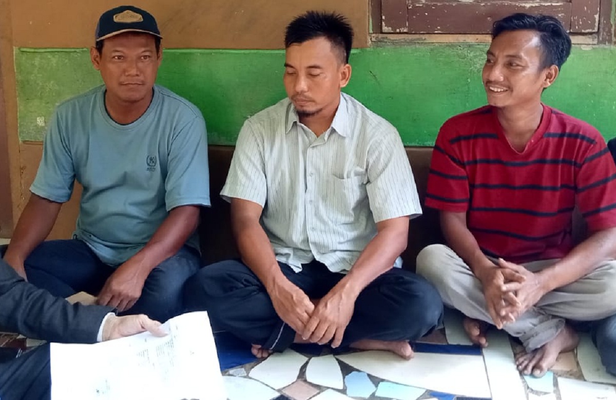 Tiga teman Pegi Setiawan, yakni Sunarsono alias Bondol, Suparman dan Ibnu, berada di rumah nenek Pegi Blok Simaja, Kepompongan, Kecamatan Talun, Kabupaten Cirebon, Rabu (29/5/2024).