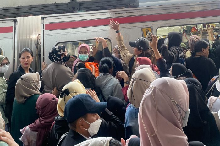 Penumpang KRL Commuter Line berdesakan.