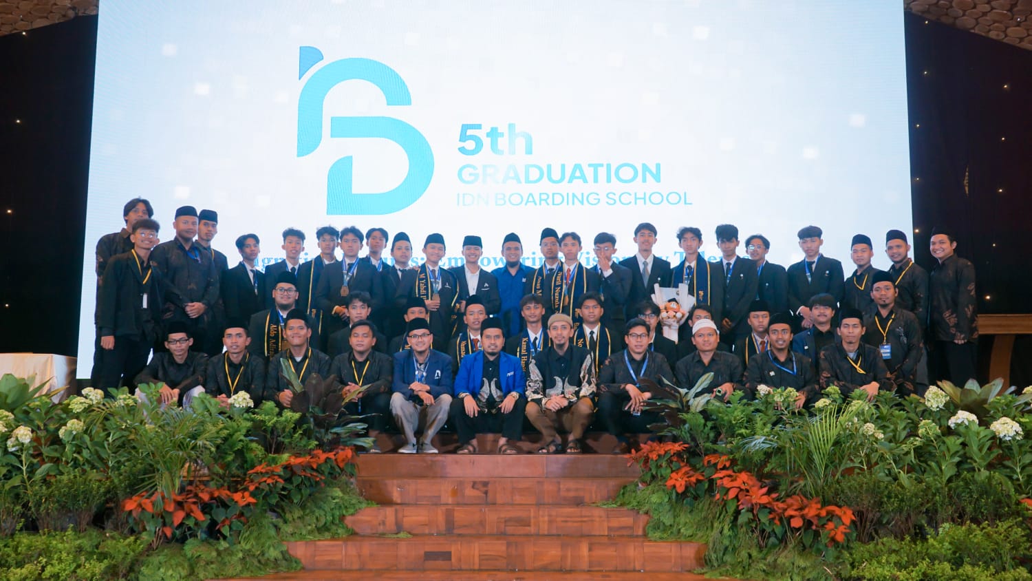 Sebanyak 236 lulusan SMK IDN Boarding School Bogor diwisuda.