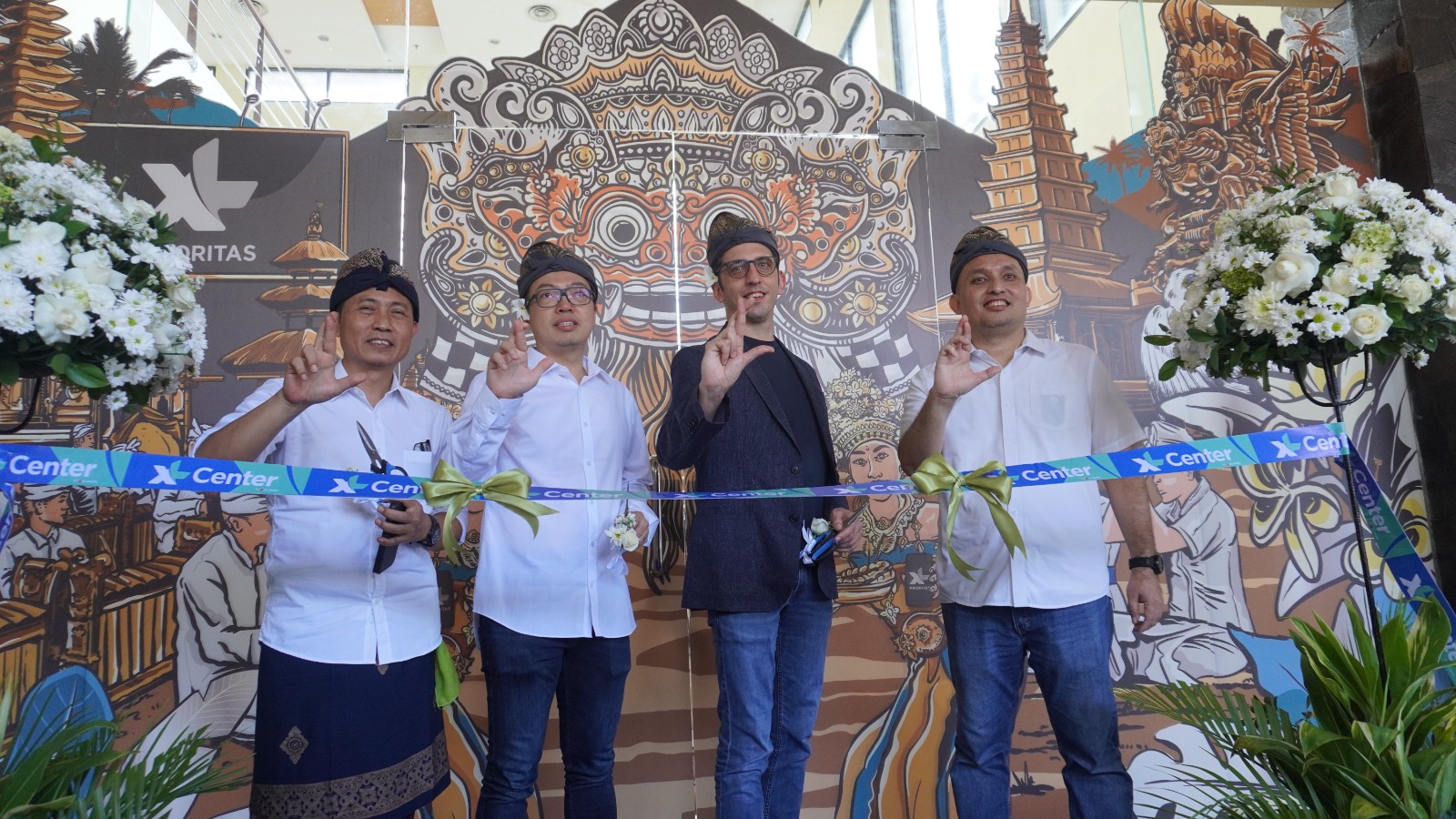 Jajaran manajemen XL Axiata foto bersama  pada saat peresmian XL Center Bali, Selasa (28/5/2024)