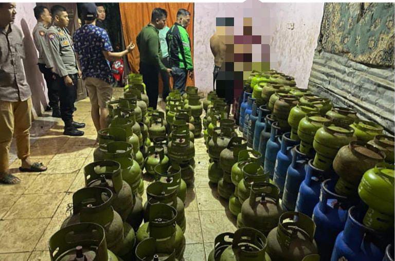 Polsek Cileungsi saat menggerebek sebuah kontrakan wilayah Desa Cileungsi Kidul, Kecamatan Cileungsi, yang jadi tempat pengoplosan gas elpiji 3 kiligram Rabu (29/5/202).