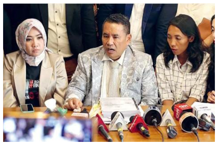 Pengacara Hotman Paris Hutapea (tengah) bersama kakak Vina, Marliana (dua dari kanan) saat memberikan keterangan pers di Jakarta, Rabu (29/5/2025).