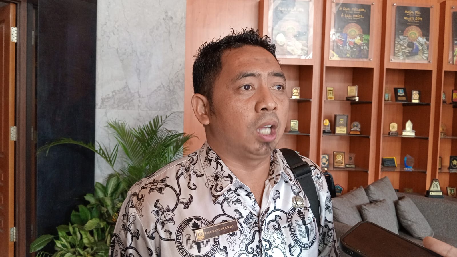 Ketua Forum Guru Honorer Negeri (FGHN) Kabupaten Bogor Esa Saputra ketika ditemui wartawan usai mendatangi kantor DPRD Kabupaten Bogor, Kamis (30/5).