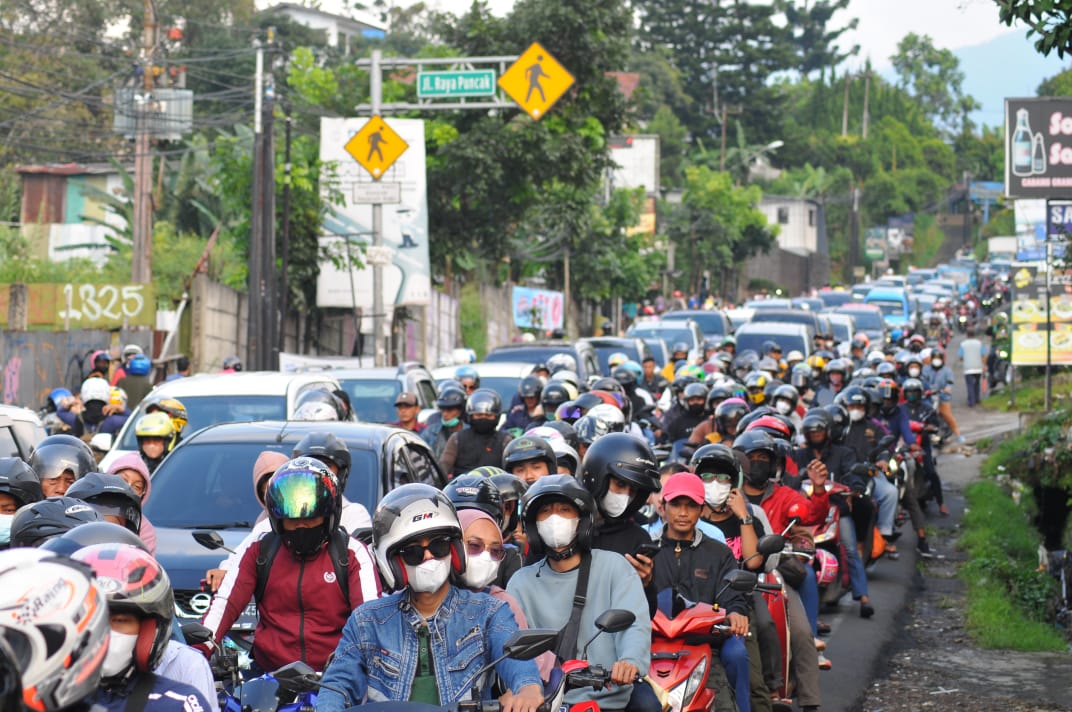 Kemacetan Jalan Raya Puncak, Cisarua, Kabupaten Bogor, Jawa Barat saat libur panjang. Komisi III DPRD menolak rencana pelebaran jalan alternatif menuju Kawasan Puncak hal itu dinilai membebani APBD.