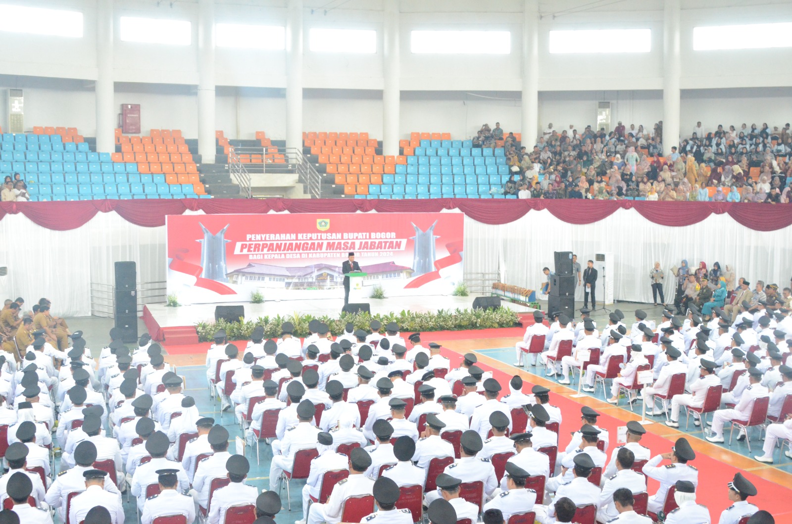 Pj Bupati  Bogor resmi menyerahkan SK Perpanjang Masa Jabatan Kades.