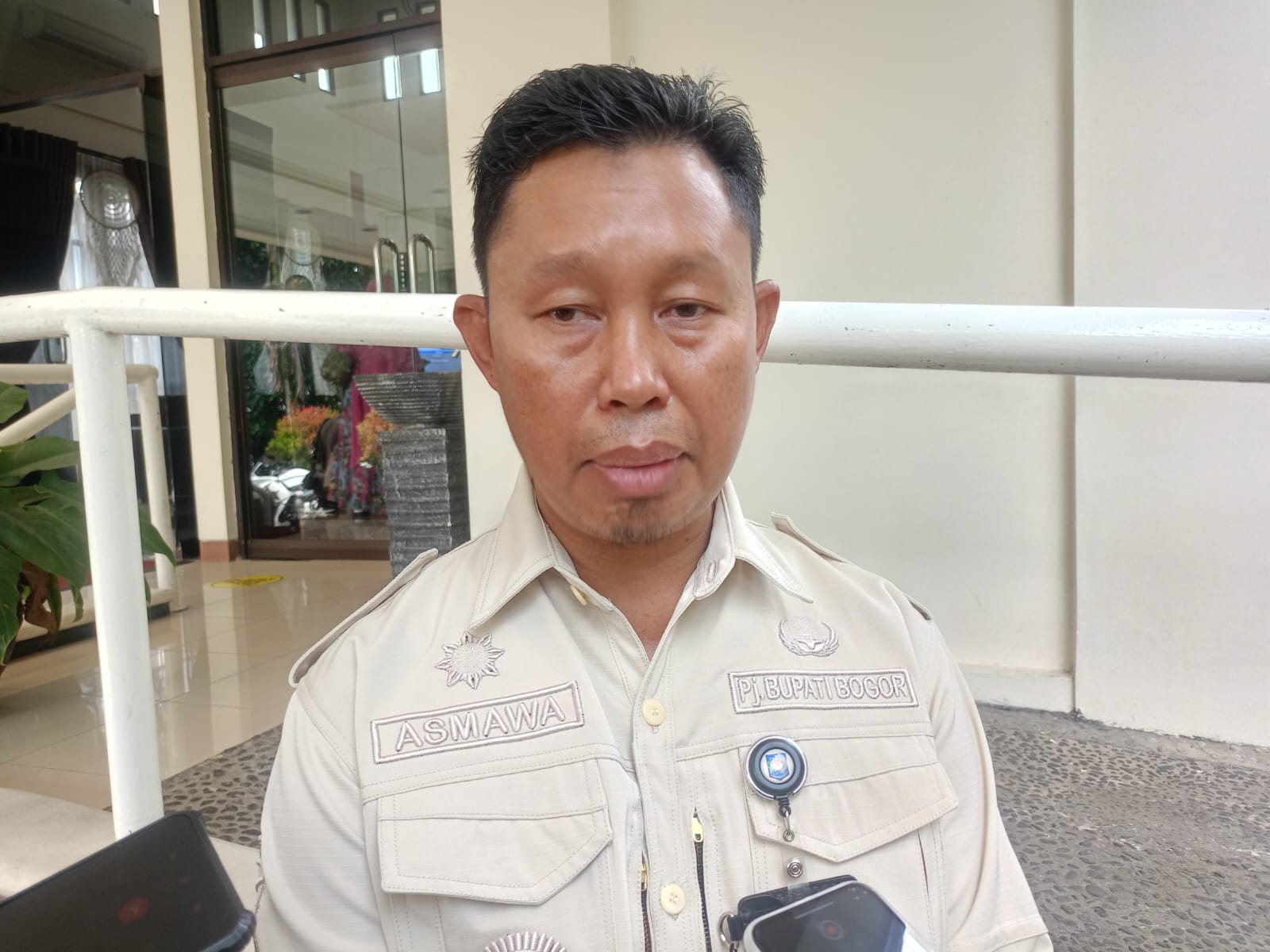 Pj Bupati Bogor tanggapi empat kades tak dapat SK perpanjangan masa jabatan kades.