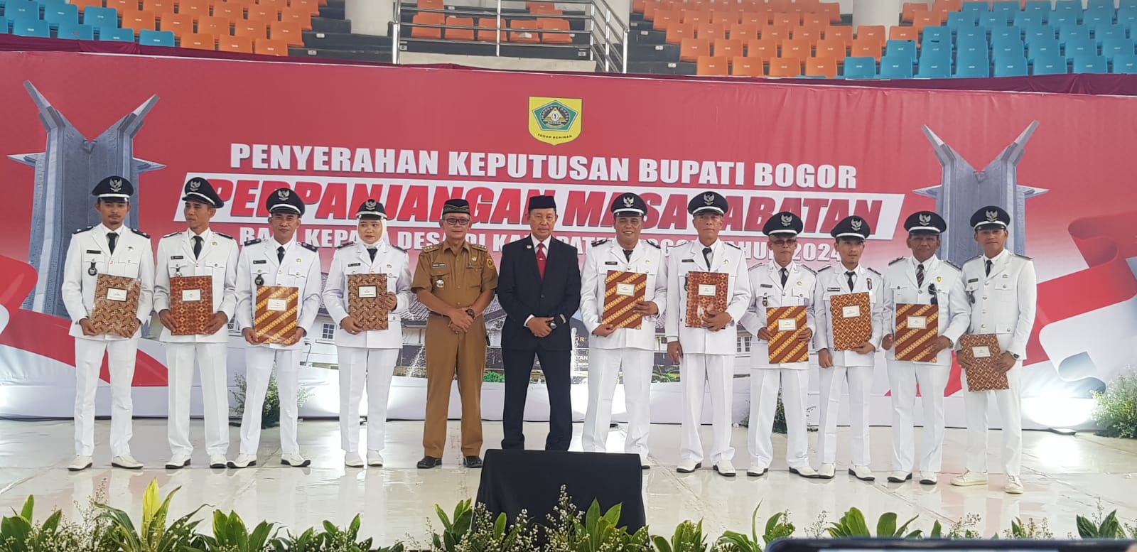Para kades di Kecamatan Sukamakmur yang menerima SK perpanjangan masa jabatan oleh Pj Bupati Bogor.