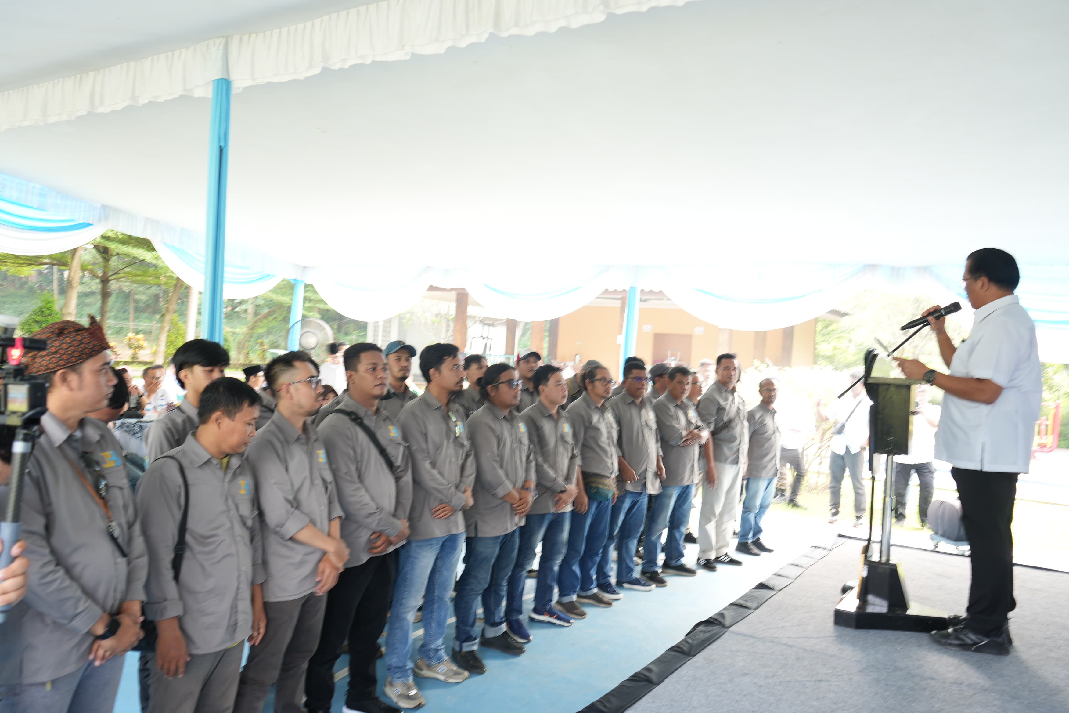 Pj Sekretaris Daerah (Sekda) Kabupaten Bogor, Suryanto Putra&nbsp;saat mengukuhkan anggota dan pengurus JJB di Taman Panca Karsa, Cibinong, Rabu (29/5/2024).