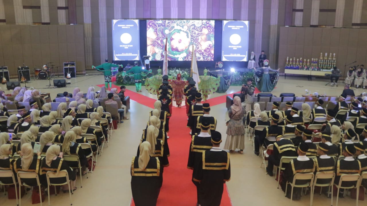 Prosesi acara wisuda anak-anak SMK Amaliah 1 dan 2 Bogor.