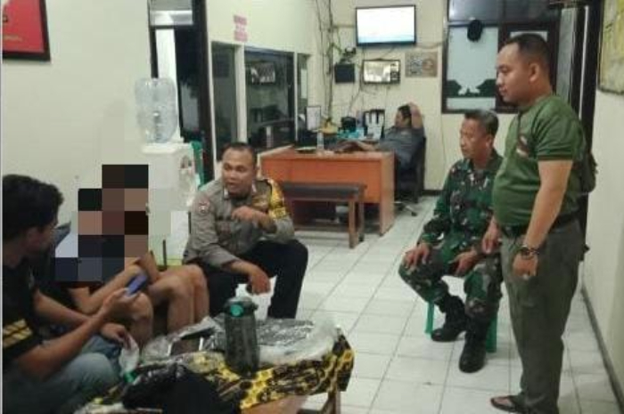 Dua anggota geng motor saat diinterogasi petugas di Mapolsek Kemang.