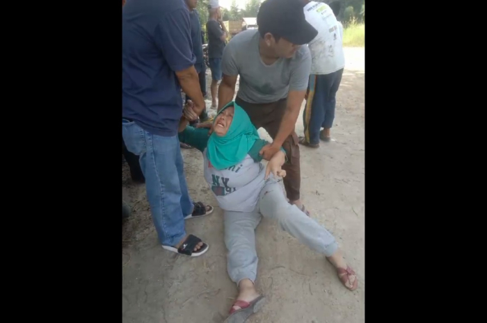 Tangkapan layar video emak-emak kesurupan saat demo di gudang limbah pabrik kecap Leuwisadeng Bogor.
