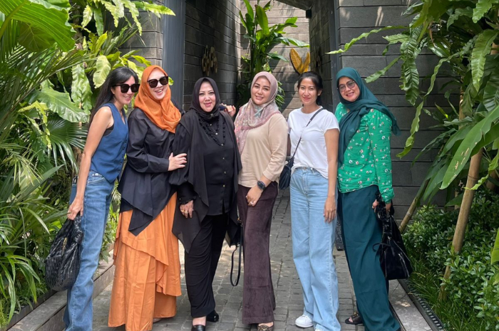 Ibu-ibu peserta Arisan UAS foto bersama.