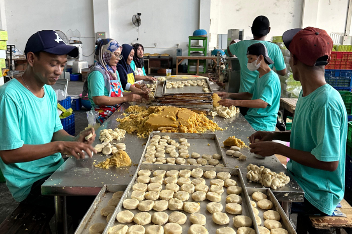 Para karyawan bisnis Bakpia Kurnia Sari milik Riyanto di Yogyakarta.