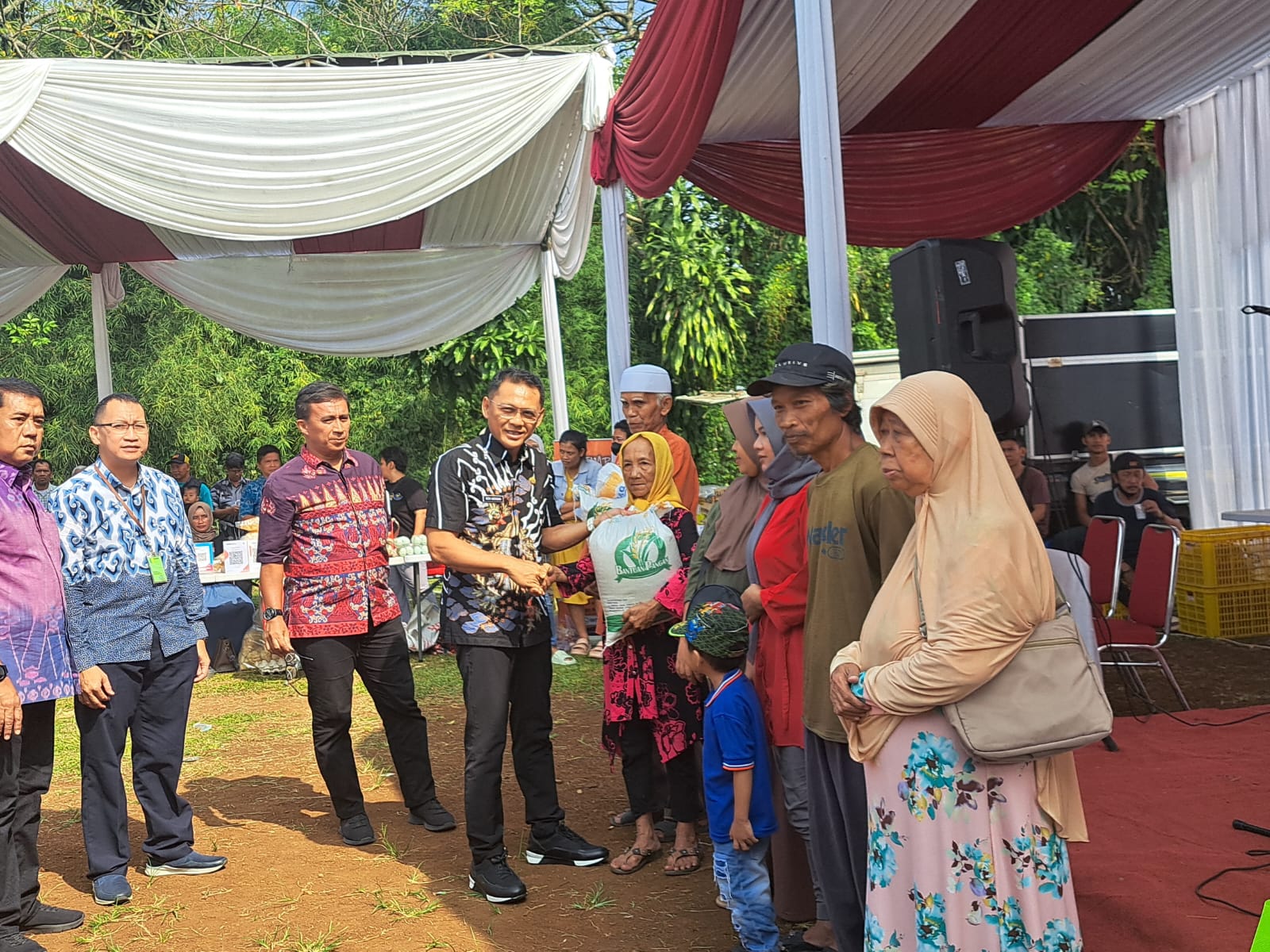 Pembagian bantuan beras 10 kilogram untuk keluarga rawan pangan di Kelurahan Genteng, Kota Bogor, Jumat (31/5/2024).