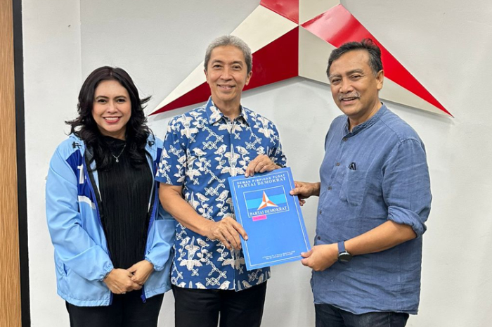 Pimpinan Tinggi DPP Partai Demokrat&nbsp;Andi Alfian Malarangeng dan Ketua DPC Partai Demokrat Kota Bogor, Anita Primasari Mongan, menyerahkan langsung surat tugas kepada Dedie A Rachim Kamis (30/5/2024).