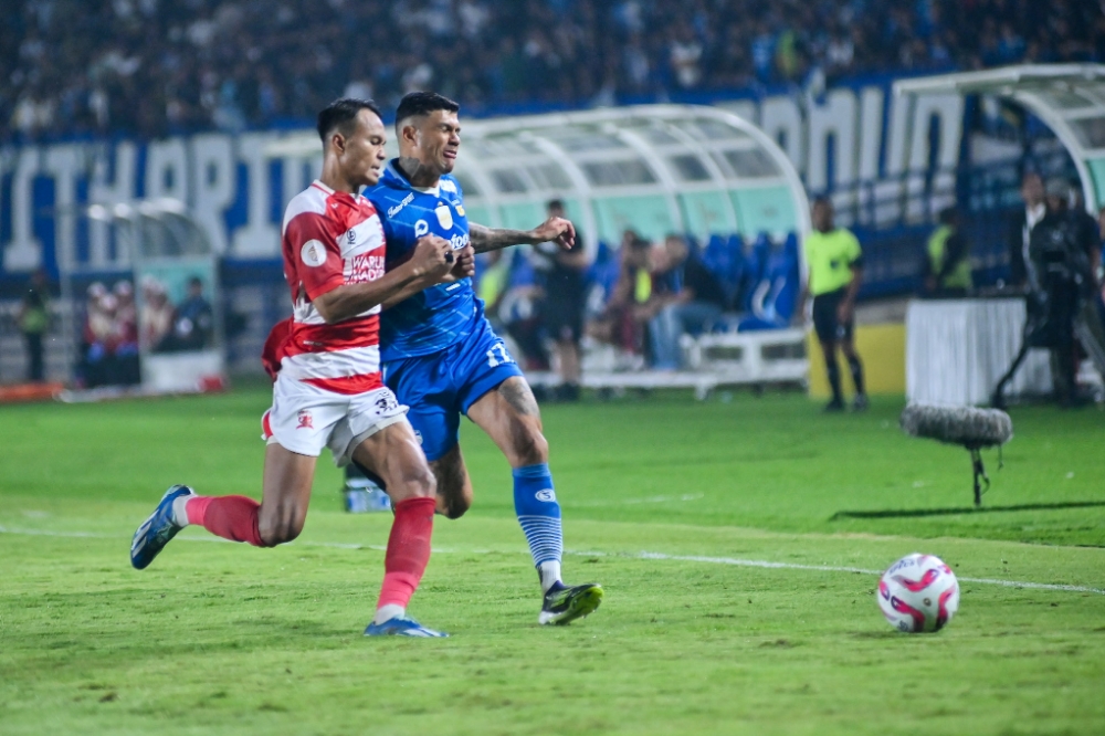 Persib Bandung saat menghadapi Madura United di leg pertama final  Championship Series BRI Liga 1 2023/2024 di Stadion Si Jalak Harupat, Minggu (26/5/2024). (ligaindonesiabaru.com)
