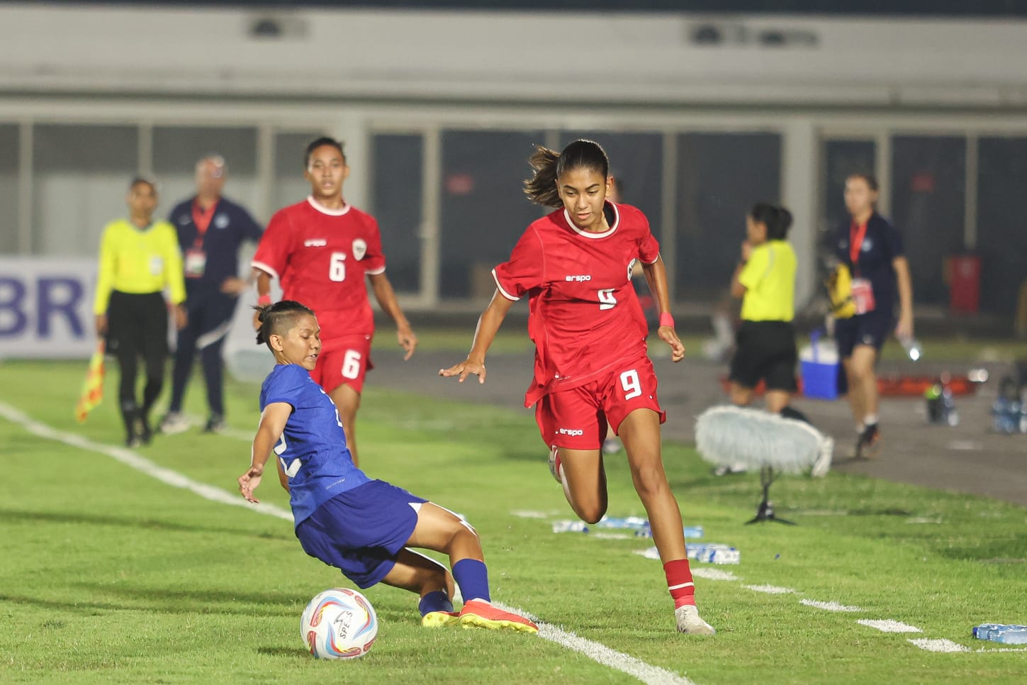 Aksi penyerang Timnas Putri Indonesia, Claudia Scheunemann (kanan) saat melawan Singapura di laga uji coba, Rabu (129/5/2024). (pssi.org)