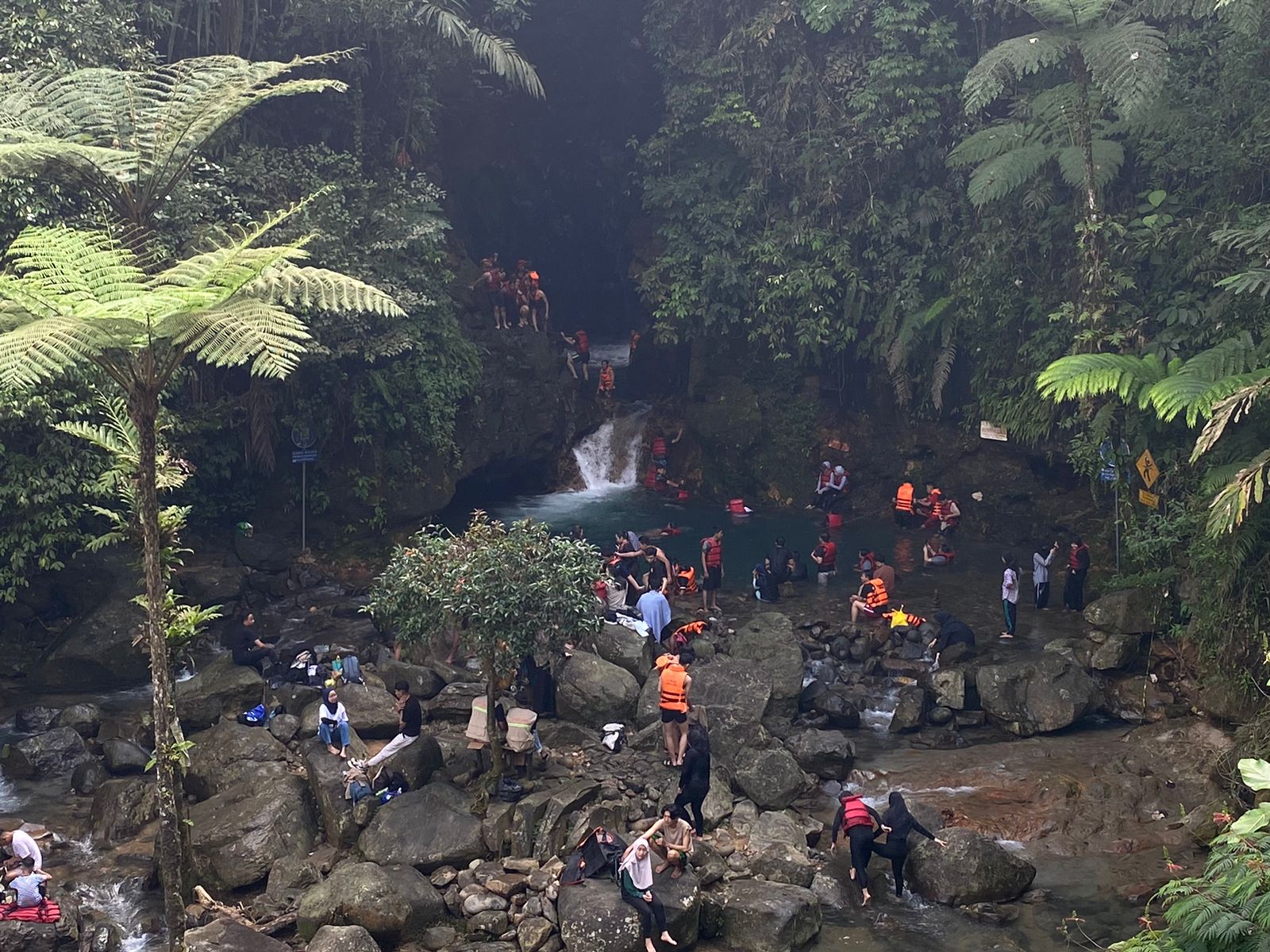 Kawasan Curug Cibulao, di akhir pekan.