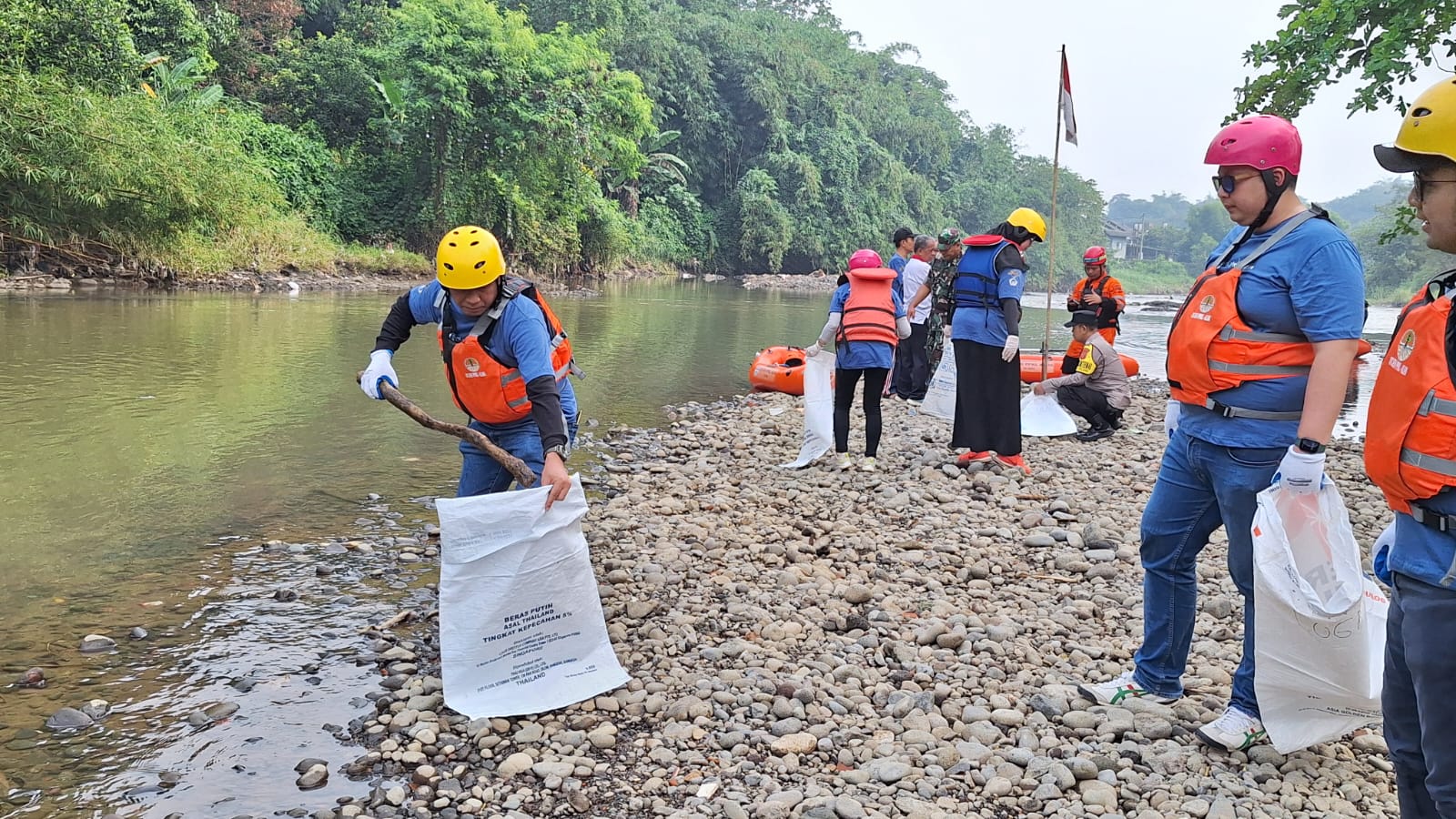 PT Syslab, perusahaan yang aktif di bidang lingkungan bersama Komunitas Pecinta Lingkungan melakukan aksi bebersih Sungai Ciliwung, Bogor, pada Sabtu (1/6/2024).