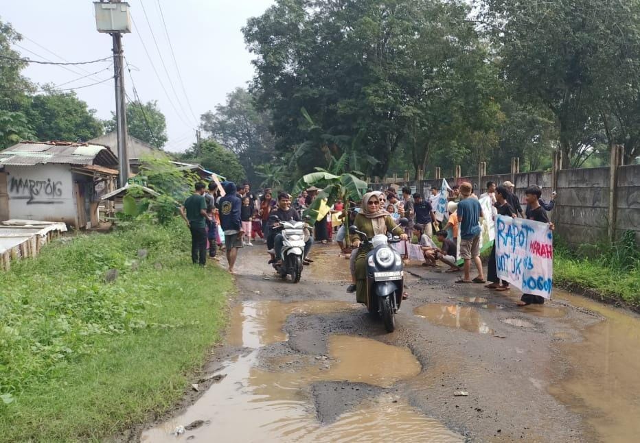 Peringati HJB, ratusan warga Rumpin, Kabupaten Bogor, minta jalan rusak segera diperbaiki, Minggu (2/6/2024).