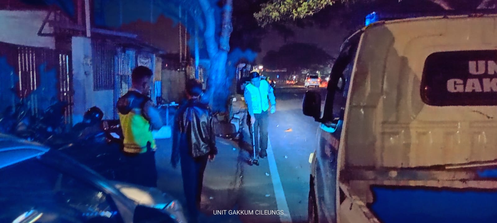 Petugas Unit Laka Cileungsi ketika mendatangi tempat kejadian perkara (TKP) kecelakaan antara pemotor dan mobil yang sedang parkir terjadi di Jalan Raya Transyogi, Kabupaten Bogor, Minggu (2/6/2024).