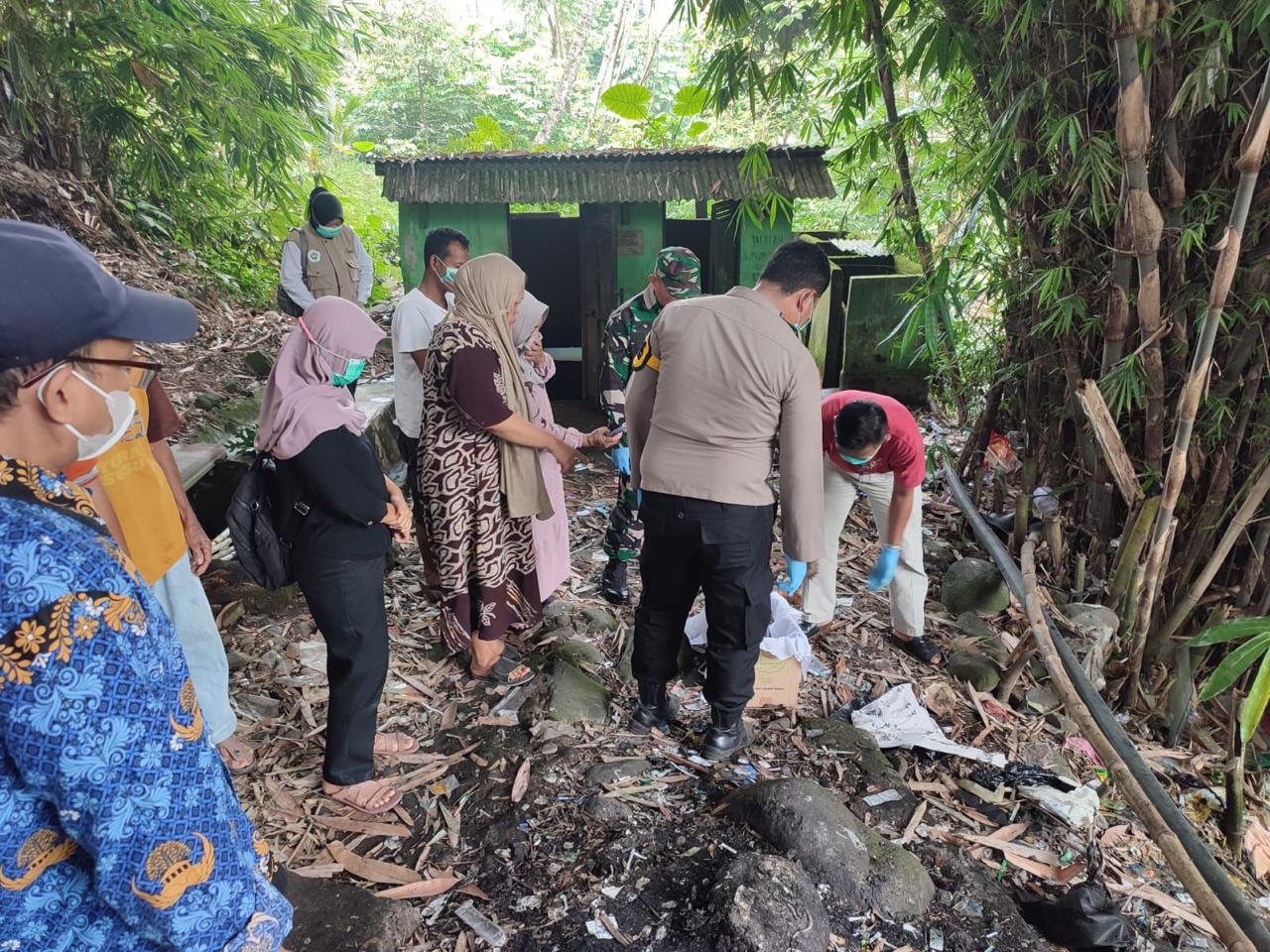 Petugas Polsek Ciomas mengevakuasi mayat bayi perempuan di tumpukan sampah bantaran Sungai Ciapus, Desa Pagelaran, Kecamatan Ciomas, Kabupaten Bogor, Sabtu (1/6/2024).