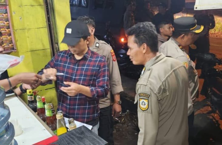 Petugas gabungan menyita ratusan botol miras dalam operasi di wilayah Ciawi, Kabupaten Bogor, Minggu (2/6/2024) dini hari.
