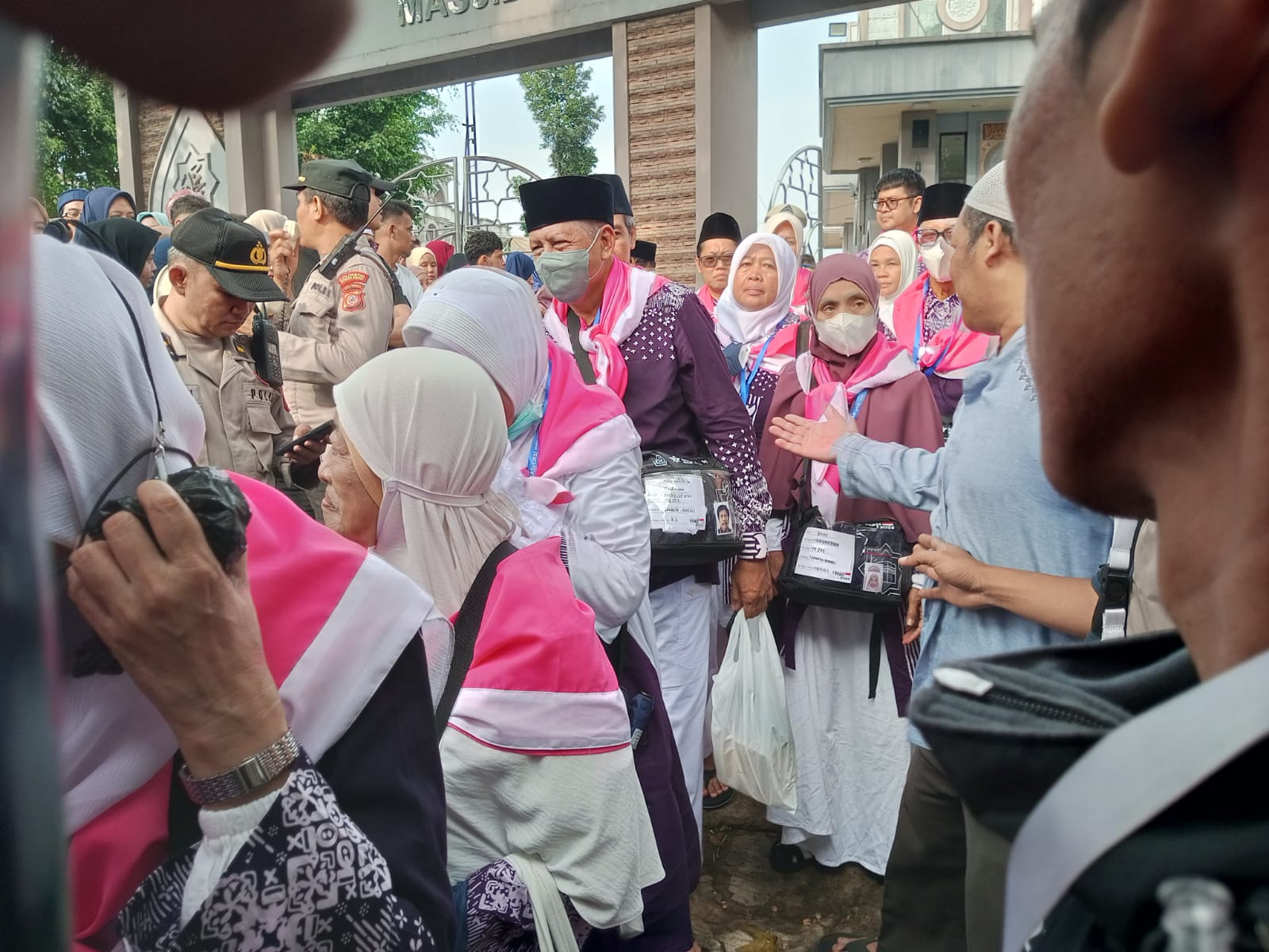 Ratusan jamaah haji Kota Bogor dilepas di Masjid Raya, Minggu (2/6/2024).